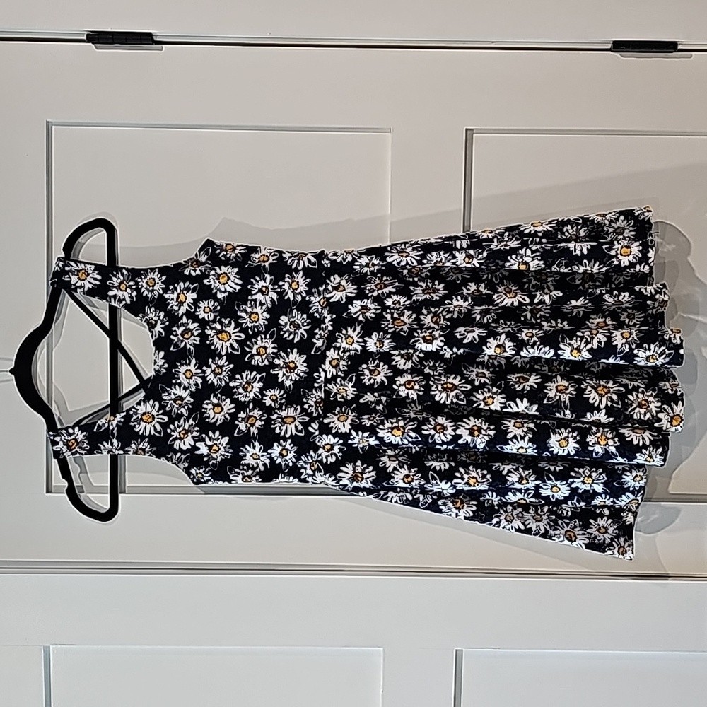 Doe & Rae Navy blue baby doll dress with white and yellow daisies. Size M sku122 - Picture 1 of 7
